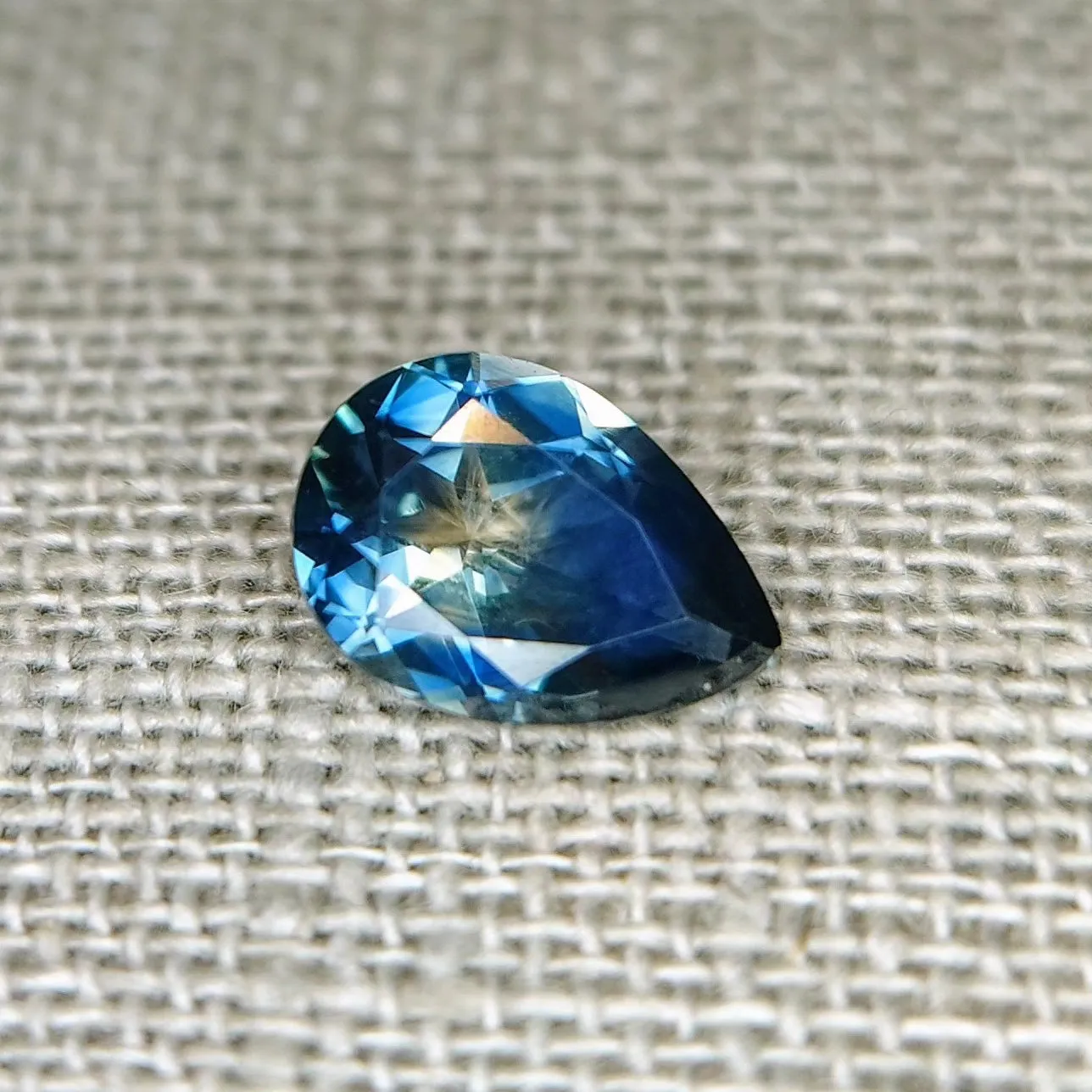 2.25ct HEAT TREATED BI-COLOR YELLOW BLUE MONTANA SAPPHIRE